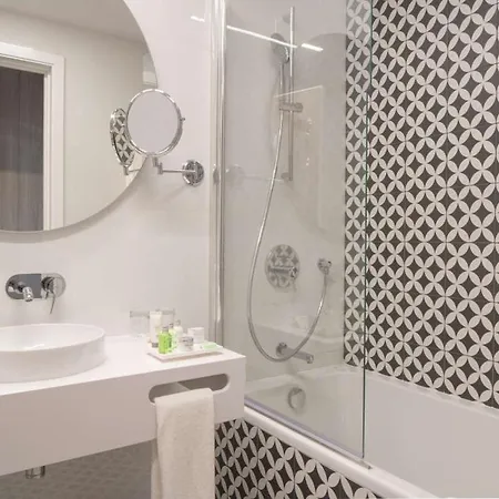 Готель Nh Jardim 4*